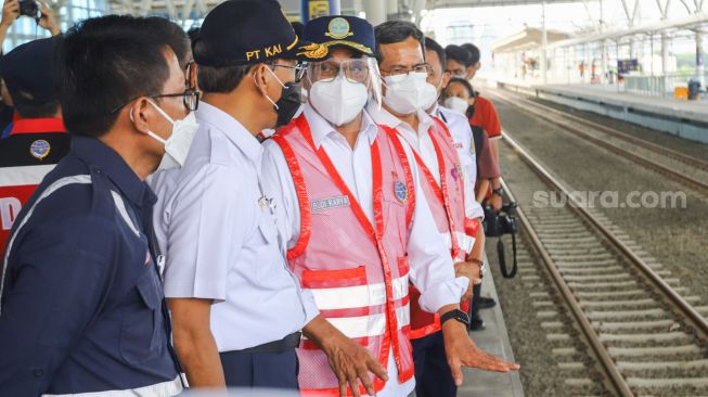 Menteri Perhubungan Budi Karya Sumadi (tengah) saat meninjau langsung Jalur Layang Bogor Line di Stasiun Manggarai, Jakarta Selatan, Minggu (26/9/2021). [Suara.com/Alfian Winanto]