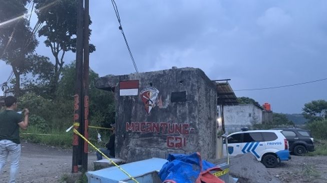 Lokasi tempat bentrok ormas di Cianjur, sudah dipasang garis polisi. (Fauzi Noviandi)