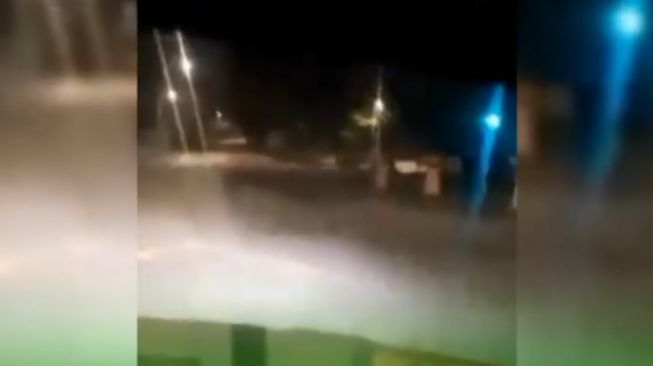 Potongan video pria diganggu gaib dalam perjalanan pulang malam hari. (instagram)