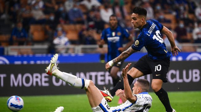 Penyerang Inter Milan Lautaro Martinez (kanan) berebut bola dengan bek Atalanta Merih Demiral selama pertandingan sepak bola Serie A Italia antara Inter Milan melawan Atalanta di Giuseppe Meazza, Sabtu (25/9/2021) malam WIB. Marco BERTORELLO / AFP
