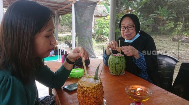 Nikmatnya Es Mojito yang Disajikan Langsung dari Kulit Buah, Harganya Murah Banget!