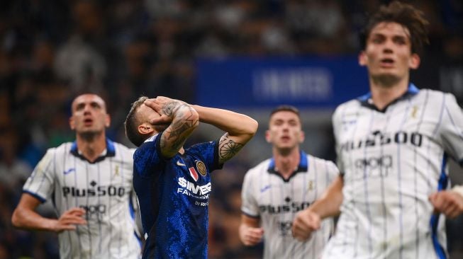 Penyerang Inter Milan Lautaro Martinez (kanan) berebut bola dengan bek Atalanta Merih Demiral selama pertandingan sepak bola Serie A Italia antara Inter Milan melawan Atalanta di Giuseppe Meazza, Sabtu (25/9/2021) malam WIB. Marco BERTORELLO / AFP
