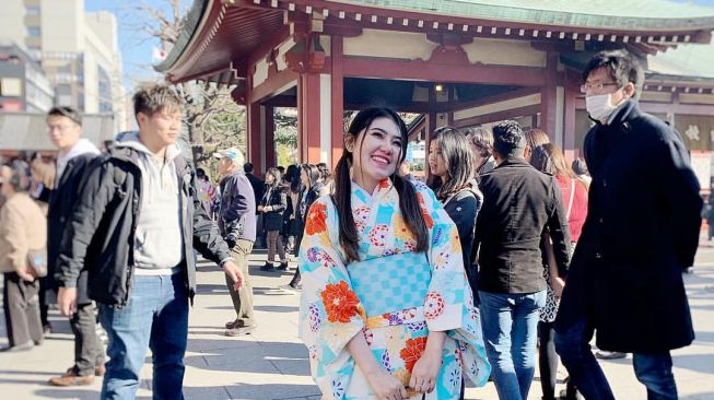 Gaya Pedangdut Pakai Kimono. (Instagram/viavallen)