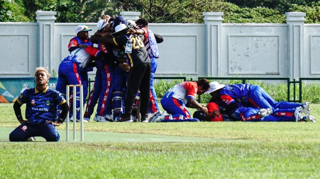 Sejumlah atlet kriket putra Papua saling berpelukan setelah berhasil mengalahkan tim kriket putra Jawa Barat pada pertandingan semifinal kriket PON Papua di Stadion Kriket, Doyo Baru, Kabupaten Jayapura, Papua, Minggu (26/9/2021). ANTARA FOTO/Indrayadi TH