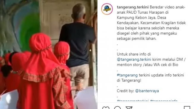 Tangkapan layar video viral seorang pria menyegel sekolah PAUD Tunas Harapan di Kampung Kebon Jaya, Desa Kendayakan, Kecamatan Kragilan, Serang, Banten. [Instagram@tangerang.terkini]