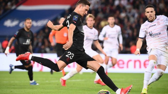 Gelandang Paris Saint-Germain Jerman Julian Draxler menembak dan mencetak gol selama selama pertandingan sepak bola L1 Prancis antara Paris Saint-Germain (PSG) melawan Montpellier (MHSC) di Stadion Parc des Princes, Sabtu waktu setempat atau Minggu (26/9/2021) dini hari WIB. FRANCK FIFE / AFP
