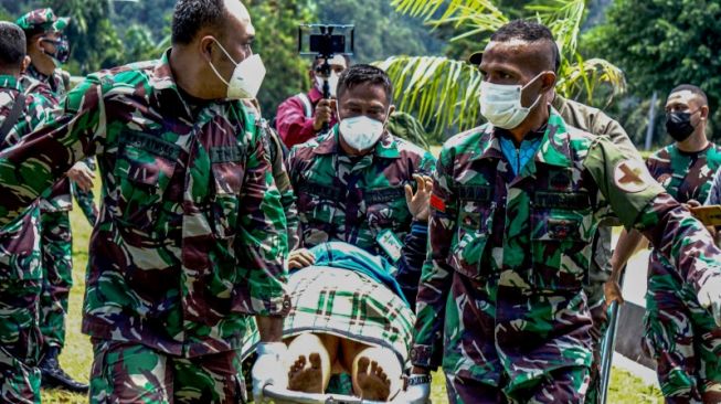 Prajurit TNI Kehabisan Darah Terkena Peluru di Dada