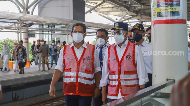 Menteri Perhubungan Budi Karya Sumadi (tengah) saat meninjau langsung Jalur Layang Bogor Line di Stasiun Manggarai, Jakarta Selatan, Minggu (26/9/2021). [Suara.com/Alfian Winanto]