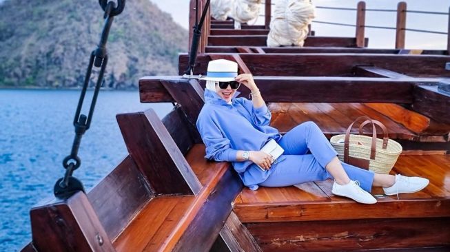 Momen Syahrini liburan di Labuan Bajo. (Instagram/princessyahrini)