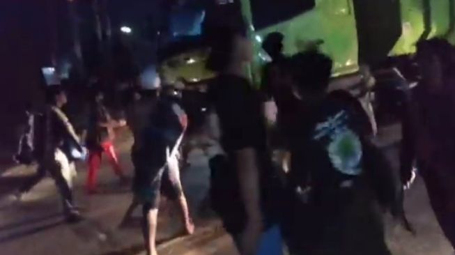 Legok Mencekam, Warga Ramai-ramai Rusak Tronton yang Tengah Melintas
