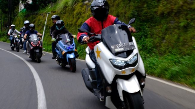 Tips Melewati Jalan Berbelok Saat Touring Motor, Nomor 9 Antisipasi Kendaraan Berlawanan