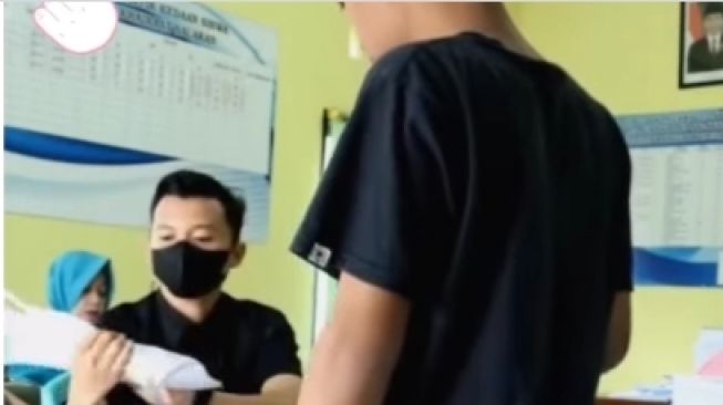 Viral Siswa Ambil Tugas Sekolah Pakai Tas Kresek, Netizen Colek Para Sultan