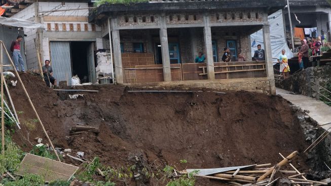 Warga menyaksikan lokasi tanah longsor di lereng gunung Sumbing Desa Glapansari, Parakan, Temanggung, Jateng, Senin (27/9/2021).  ANTARA FOTO/Anis Efizudin