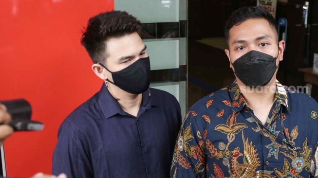 Aktor Jonathan Frizzy saat ditemui awak media usai diperiksa di Polres Metro Jakarta Selatan, Senin (27/9/2021). [Suara.com/Alfian Winanto]