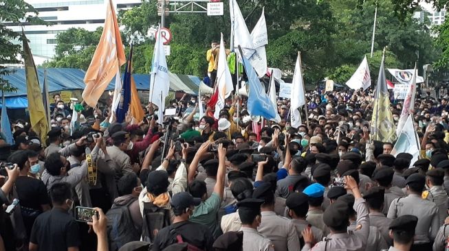 Massa BEM SI dan Aparat Kepolisian Saling Dorong di Dekat Gedung KPK, Ada yang Terjatuh