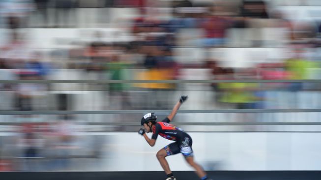 Atlet sepatu roda putra Papua Jeremia Wihardja memacu kecepatannya pada final nomor 400 meter individual time trial (ITT) putra PON Papua di Arena Klemen Tinal Roller Sport, Kota Jayapura, Papua, Senin (27/9/2021). ANTARA FOTO/Fauzan