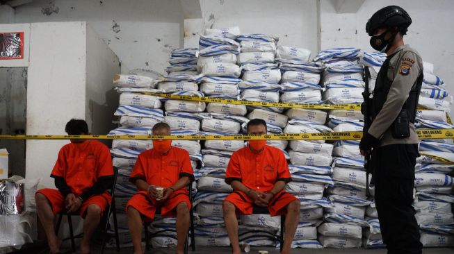 Polisi menunjukan tersangka dan barang bukti saat jumpa pers pengungkapan kasus tempat produksi dan obat keras ilegal di Kasihan, Bantul, D.I Yogyakarta, Senin (27/9/2021). ANTARA FOTO/Andreas Fitri Atmoko