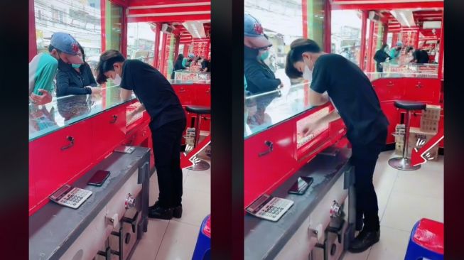 Layani Pembeli, Posisi Kaki Karyawan Toko Emas ini Jadi Sorotan (TikTok)