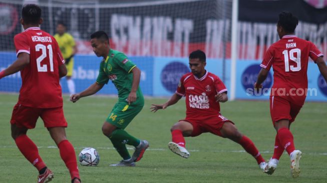 Pemain Hizbul Wathan FC, Vengko Armedya dikepung para pemain Persijap Jepara dalam lanjutan Liga 2 Grup C di Stadion Manahan, Solo, Senin (27/9/2021). [Suara.com/Ronald Seger Prabowo]