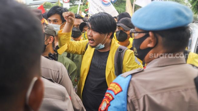 Ratusan mahasiswa yang tergabung dalam Aliansi BEM Seluruh Indonesia (BEM SI) dan GASAK menggelar aksi di sekitar Gedung Merah Putih KPK Jakarta Selatan, Senin (27/9/2021). [Suara.com/Alfian Winanto]