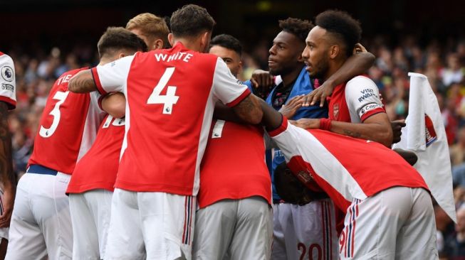 Para pemain Arsenal merayakan gol penyerang Pierre-Emerick Aubameyang (kanan) pada laga Liga Inggris kontra Tottenham Hotspur di Emirates Stadium, London. [AFP]