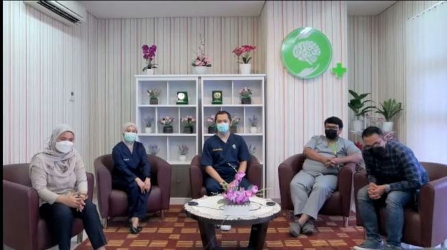 Sejumlah dokter yang menangani Tukul Arwana di RS PON mengungkap kondisi sang komedian dalam konferensi pers virtual, Senin (27/9/2021)