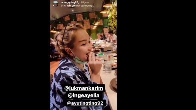 Umi Kalsum abadikan momen Ayu Ting Ting bertemu tim WO [Instagram/@mom_ayting92_]