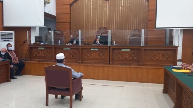 Yahya Waloni mencabut gugatan praperadilan yang sebelumnya diajukan dalam kasus dugaan ujaran kebencian dan penodaan agama. (Suara.com/Yosea Arga)