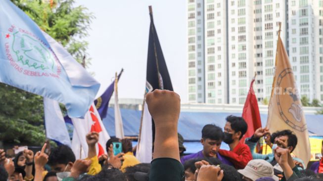 Ratusan mahasiswa yang tergabung dalam Aliansi BEM Seluruh Indonesia (BEM SI) dan GASAK menggelar aksi di sekitar Gedung Merah Putih KPK Jakarta Selatan, Senin (27/9/2021). [Suara.com/Alfian Winanto]