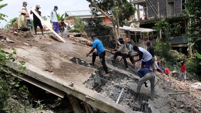 Warga bergotong-royong menyingkirkan puing-puing rumah yang roboh akibat longsor di Dusun Nogo, Salamsari, Kedu, Temanggung, Jateng, Senin (27/9/2021). ANTARA FOTO/Anis Efizudin
