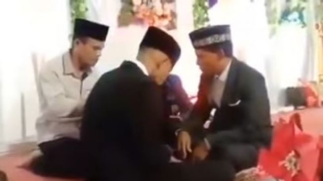 Viral mertua tendang pengantin pria saat ijab kabul. Aksi ini terekam dalam video viral di media sosial. (instagram)