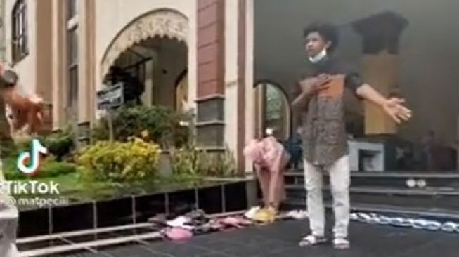 Viral Aksi Bocah Pengurus Masjid Bikin Hati Adem: Jarang Ada Seperti Ini