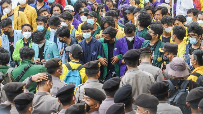 Ratusan mahasiswa yang tergabung dalam Aliansi BEM Seluruh Indonesia (BEM SI) dan GASAK menggelar aksi di sekitar Gedung Merah Putih KPK Jakarta Selatan, Senin (27/9/2021). [Suara.com/Alfian Winanto]