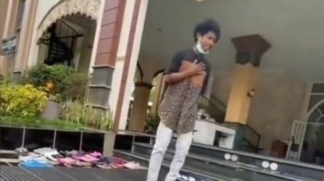 Viral Bocah Rapihkan Sandal Jamaah Masjid Banjir Doa: Masuk Akhirat Allah SWT