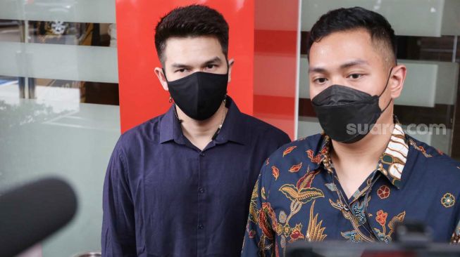 Aktor Jonathan Frizzy saat ditemui awak media usai diperiksa di Polres Metro Jakarta Selatan, Senin (27/9/2021). [Suara.com/Alfian Winanto]