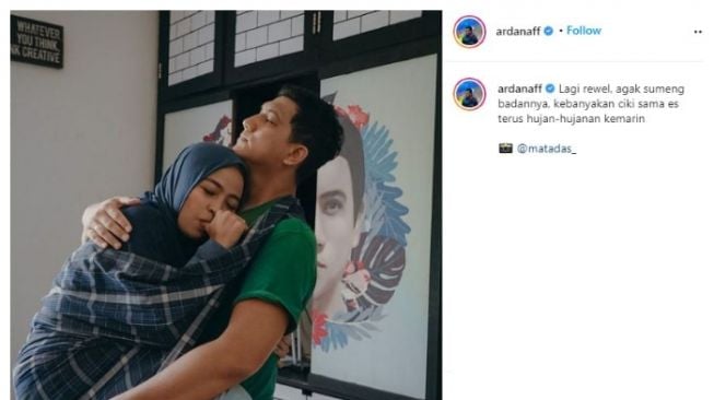 Tantri Kotak digendong suaminya, Arda Naff. (Instagram/@ardanaff)