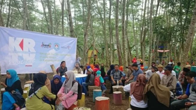 Nikmati Jantung dunia di Hutan Albazia Kubu Raya