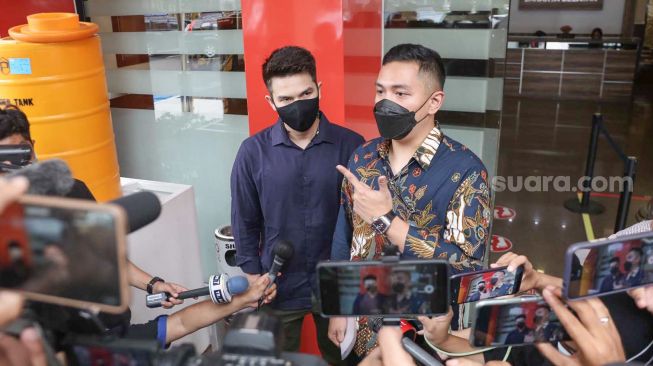 Aktor Jonathan Frizzy saat ditemui awak media usai diperiksa di Polres Metro Jakarta Selatan, Senin (27/9/2021). [Suara.com/Alfian Winanto]