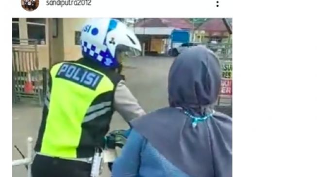 Viral Emak-emak Tidak Terima Ditilang, Nekat Duduk di Motor Meski Digiring Polisi