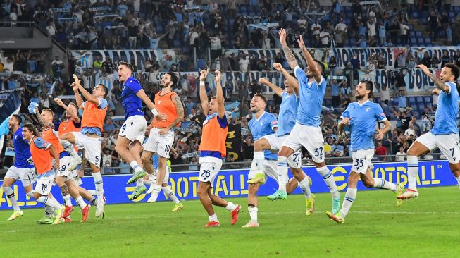 Para pemain Lazio merayakan akhir pertandingan sepak bola Serie A Italia Lazio melawan AS Roma  di Stadion Olimpico, Senin (27/9/2021) dini hari WIB.  Vincenzo PINTO / AFP