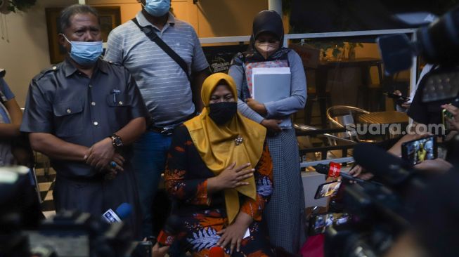 Agustin, salah satu korban penipuan yang dilakukan putri Nia Daniaty, Olivia Nathania menggelar konferensi pers di Cilandak, Jakarta Selatan, Senin (27/9/2021). [Suara.com/Alfian Winanto]