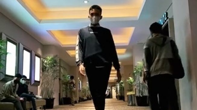 Cowok Catwalk di Lorong Bioskop Hempaskan Pengunjung. (TikTok)