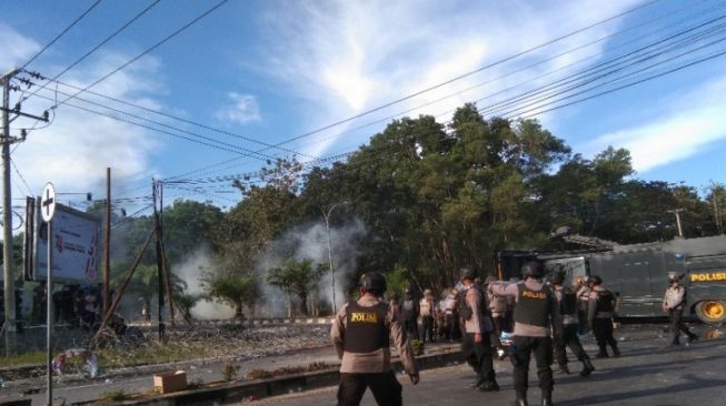 Demo Kenang Kematian Randi-Yusuf, Polisi Tembakkan Gas Air Mata hingga Tangkap Mahasiswa