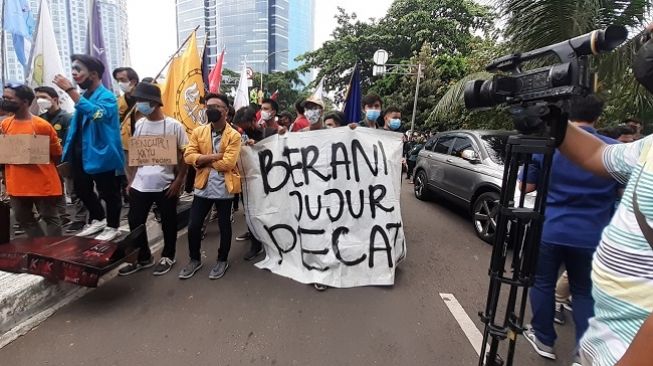 Aksi BEM SI demo di depan gedung KPK, Senin (27/9/2021). (Suara.com/Yaumal Asri)