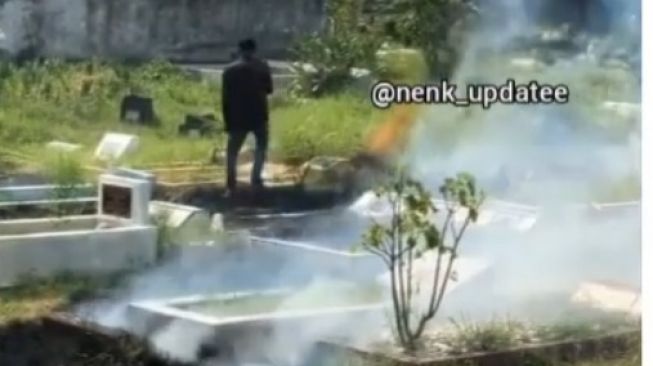 Kuburan Terbakar, Diduga Ulah Anak Kecewa Pembagian Warisan Orangtua