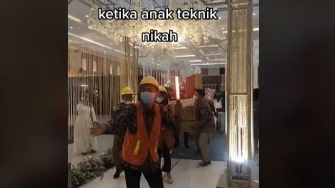 Pengantin Malah Jadi Mandor, Video Pernikahan Anak Teknik Ini Berujung Kocak