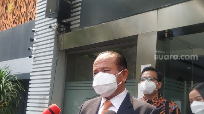 Kuasa hukum Luhut Binsar Panjaitan, Juniver Girsang di Polda Metro Jaya. (Suara.com/M Yasir)