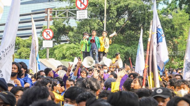 Ratusan mahasiswa yang tergabung dalam Aliansi BEM Seluruh Indonesia (BEM SI) dan GASAK berorasi saat menggelar aksi di sekitar Gedung Merah Putih KPK Jakarta Selatan, Senin (27/9/2021). [Suara.com/Alfian Winanto]