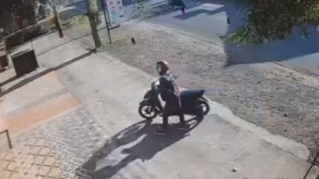 Viral Pencurian Sepeda Motor Terekam CCTV, Warganet Dibuat Heran Aksi Pelaku