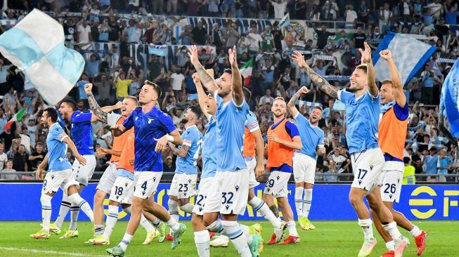 Para pemain Lazio merayakan akhir pertandingan sepak bola Serie A Italia Lazio melawan AS Roma  di Stadion Olimpico, Senin (27/9/2021) dini hari WIB.  Vincenzo PINTO / AFP